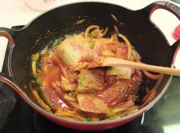 step6: 加入泡菜炒一陣