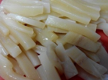 step3: 墨魚片泡發一天切絲備用。