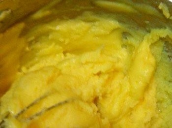 step5: 入每一隻蛋都要攪拌至均勻,才可放入第二隻