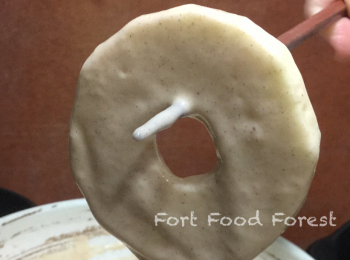 step7: 放蘋果圈入班㦸糊裏沾滿, 用筷子挑起蘋果圈, 滴走多餘的班㦸糊. 然後輕輕將蘋果圈放上平底鍋煎. 煎時注意火候, 調較高低.