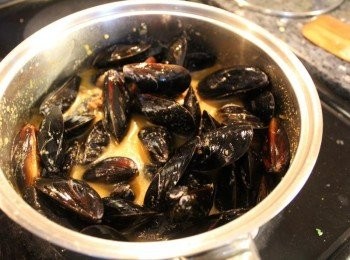 step5: 加入淡菜至淡菜全部打開即可