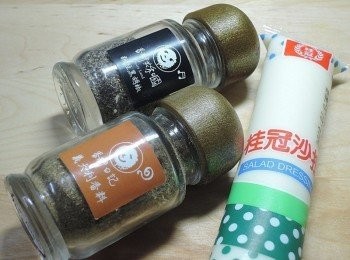 step4: 加入一條半的桂冠沙拉，然後用黑胡椒與義大利香料粉調味