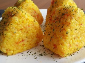 step3: 做成飯糰，撒上海苔粉
開動嚕( ´▽` )ﾉ