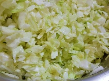 step1: 先將高麗菜切碎，加入1-2小匙的鹽，幫高麗菜捏一捏，拌一拌按摩一下有出水即可。再將高麗菜撈起瀝乾備用。