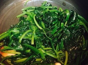 step2: 鑊中放入橄欖油，燒熱後爆香蒜頭，放入菠菜炒匀，熄火。用手提攪拌器或攪拌機將蒜頭及菠菜打成蓉。