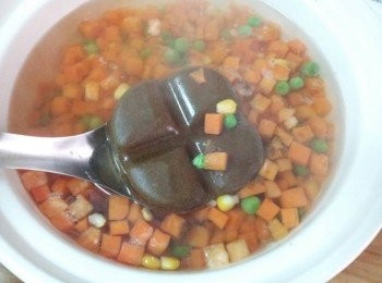 step4: 煮滾後加入咖哩塊 , 邊煮邊拌勻