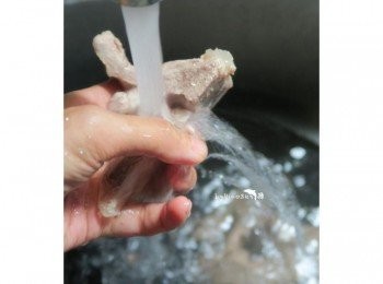 step1: 排骨熱水川燙去血水.用活水把雜質清洗乾淨