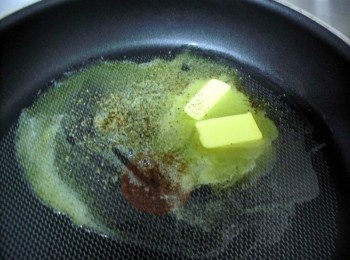 step2: 熱鍋放一小塊無鹽奶油，小火，撒上黑胡椒粒炒香