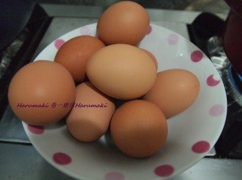 step4: 同時另一熱鍋水滾蛋8分鐘, 完成後用冷水冲放凉後, 剝殼備用