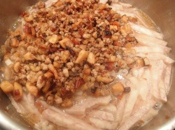 step11: 加入剛才的香菇肉末材料,撒上白胡椒粉一起拌炒。