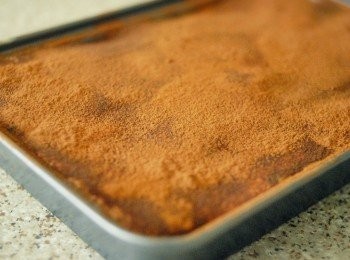 step7: 然後灑上可可粉。再重覆此步驟：手指餅-＞起司漿-＞可可粉 （最頂層是可可粉）放入冰箱冷藏最少五小時即成