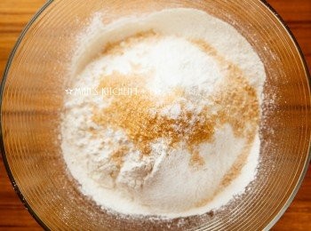 step1: 首先將麵粉、泡打粉、小蘇打粉過篩，再加入糖和鹽並均勻攪拌後備用。
