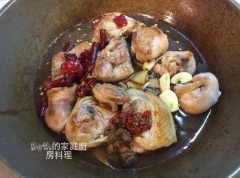 step3: 加入辣豆瓣、花椒、宮保（乾辣椒）、剩下的花雕酒、蠔油，蓋上鍋蓋悶煮，待汁收乾