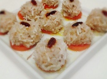 step4: 在丸子上放上枸杞點綴，再在每顆丸子下墊上一片紅蘿蔔，再下鍋蒸。