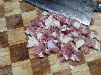 step1: 預備好所有材料:梅頭豬肉洗淨後切片剁碎,香矛拍扁切碎,青檸渣汁,紅蔥.指天椒.檸檬葉.南薑分別切碎待用,生菜洗淨隔去水份