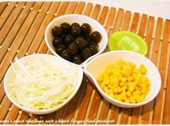 step2: 高麗菜洗淨，切成絲備用；玉米粒瀝乾水分，放入碗備用。