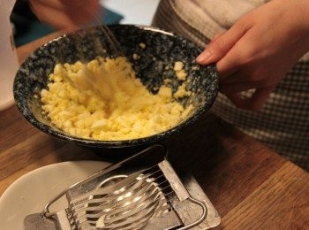 step2: 用叉子或切蛋氣切碎