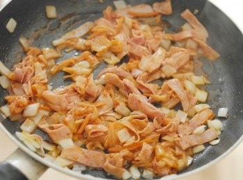 step3: 熱鑊下油，先快炒洋蔥及火腿兩分鐘