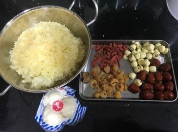 step1: 雪耳浸發，剪走蒂部再剪細雪耳備用; 鮮百合沖洗，剪走啡色部分。
其他材料洗淨，蓮子去芯，紅棗去核