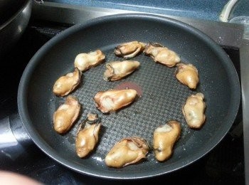 step4: 用平底鑊落油,將金蠔兩邊煎香