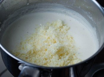 step4: 離火，加入車打芝士碎及一半份量的Parmesan芝士碎，拌均成芝士醬汁（可加芥末醬）下鹽及胡椒粉調味