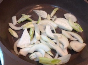 step1: 炒香洋蔥