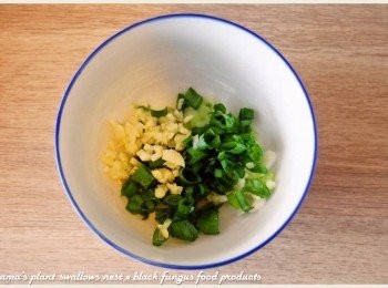 step3: 蒜頭去膜後，切成丁，青蔥洗淨後，切成蔥花，一同放入碗中備用。