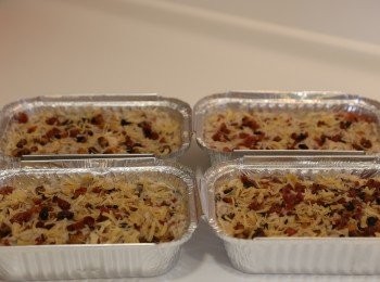 step10: (10) 蒸盤塗油後把 (9) 倒入盤內，剛才留用的乾瑤柱、蝦米及臘腸灑上盤，令外觀更好看 ^^