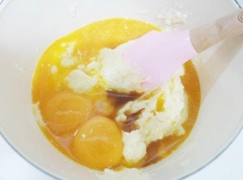 step7: 放涼後的牛奶醬糊加入3顆蛋黃.百香果汁及1小匙香草精~~(百香果約用了4顆)