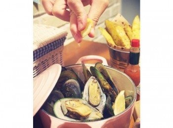 step7: 擠上檸檬準備開動~~~ 肥大鮮美的淡菜真是美味呢:)