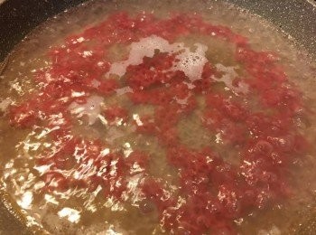 step4: 用鍋煮滾熱水後，加入少許油和鹽，再倒入通心粉，以中大火煮約6分鐘，跟住撈起隔水備用