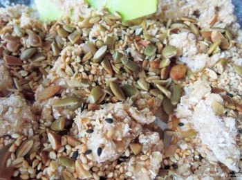 step3: 加入南瓜籽和芝麻一起拌至无粉状即可。