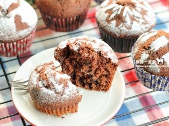 step11: 這款馬芬蛋糕隔日享用風味更佳，但要切記混合粉類時，拌至無明顯粉末就好，千萬別拌過頭！


而其它液體材料(雞蛋、優格、牛奶）也請先放在室溫下回溫，如果直接使用冰的，一入盆與奶油混合，會使油脂硬化，做出來的馬芬就不鬆軟囉！