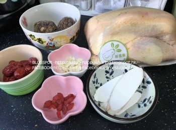 step1: 花菇浸軟，去蒂；紅棗去核，備用。