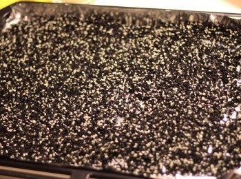 step3: 然後鋪平放入焗爐, 用200°C 焗到聞到芝麻香味就可以喇(我焗左15分鐘) *視乎爐溫, 如果未有芝麻味的話, 可以每次加焗多2分鐘, 直至有味出為止, 但要小心唔好焗燶, 燶左有”火羅”味好難食架