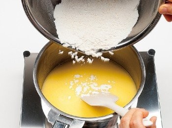 step3: 關火之後，加入已事先過篩的米粉和低筋麵粉，以橡皮刮刀迅 速混拌。