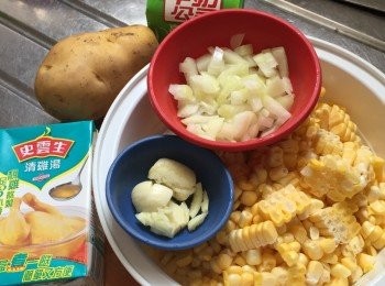 step1: 粟米2支切粒，洋蔥切碎，蒜頭切粒，