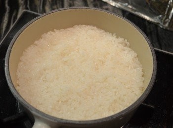 step3: 蓋上鍋蓋，以中火煮至水滾後轉小火煮約6分鐘至水份約7分乾。（ 米粒呈膨脹，泡在少許水份中，不會看到有明顯的水份在米的表面。）