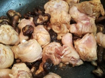 step3: 將泡好的香菇放入步驟2一起拌炒出香氣 加入2大匙醬油及白胡椒粉拌勻備用