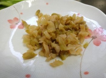 step3: 榨菜用水沖淨;  搾乾水份後切成幼粒； 皮蛋切件