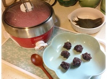 step3: 等待的時後，洗淨櫻葉，印乾水份。將豆沙餡平均分成5-6份，備用。