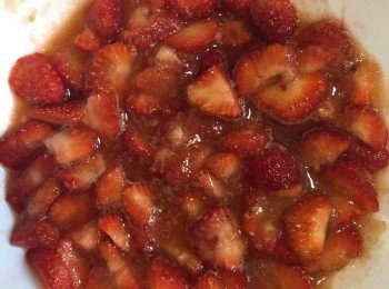 step8: 攪至所有的士多啤梨可以沾滿糖，然後放兩至三小時