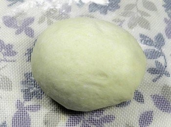 step1: 麵團材料全放入麵包機中，選擇揉麵團功能~揉好麵團後，讓面團休息30分~~