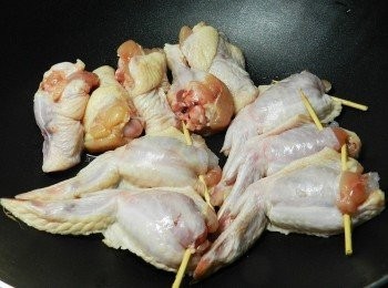 step5: 熱鍋後，下約兩大匙油，將雞翅與小雞腿下鍋，兩面稍煎一下