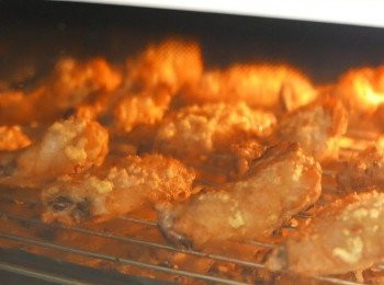 step8: 放入己預熱至200℃的焗爐，置於中層烤12分鐘，再取出<a href="https://bit.ly/3zHU5V3" target="_blank" data-keyword="雞翼" class="guide-link"><strong>雞翼</strong></a> <span style="display:inline-block;vertical-align:middle;margin-top:-3px;color:initial;border-radius:3px;padding:2px 3px;font-size:12px;line-height:14px;background:#87d300;color:#fff;">即買</span> 和把<a href="https://bit.ly/3zHU5V3" target="_blank" data-keyword="雞翼" class="guide-link"><strong>雞翼</strong></a> <span style="display:inline-block;vertical-align:middle;margin-top:-3px;color:initial;border-radius:3px;padding:2px 3px;font-size:12px;line-height:14px;background:#87d300;color:#fff;">即買</span> 翻面，平均地在<a href="https://bit.ly/3zHU5V3" target="_blank" data-keyword="雞翼" class="guide-link"><strong>雞翼</strong></a> <span style="display:inline-block;vertical-align:middle;margin-top:-3px;color:initial;border-radius:3px;padding:2px 3px;font-size:12px;line-height:14px;background:#87d300;color:#fff;">即買</span> 上抹上餘下的蒜蓉牛油。