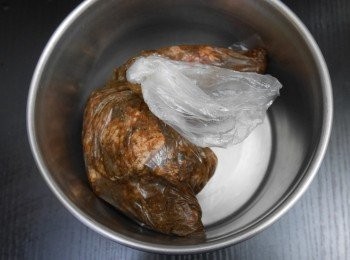 step3: 入保鮮袋打結或蓋上保鮮紙
入雪櫃醃最少2-3小時，最好醃過夜