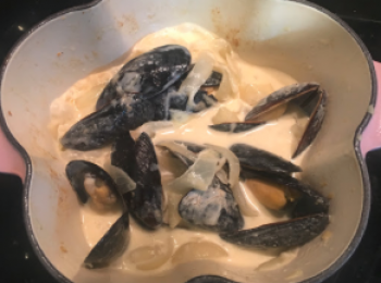 step6: 加入忌廉煮多五分鐘，熄火焗多一陣等佢入味。