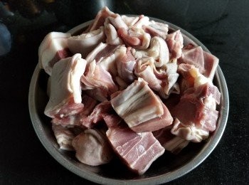 step1: 黑草羊腩，用薑片，黃酒，少少鹽出水