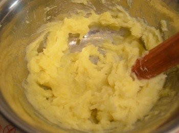 step2: 趁熱取出並壓成薯泥後，加入適量的鹽和黑胡椒粉拌勻。