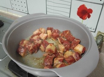 step5: 將蒜油大火煮沸, 下牛肉粒, 適量鹽及黑椒粒,快手翻炒將牛柳粒炒至四面☐色, (约6,7成熟) 立即上碟

最後再灑上蒜片便完成